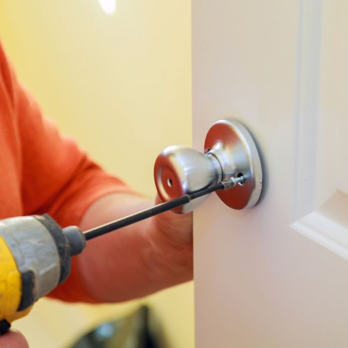 Sloten specialist uit Enkhuizen vervangt cilinderslot op voordeur als onderdeel van inbraakpreventie en beveiligingsservice.